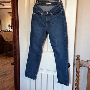 Levi’s Classic Straight Leg Jeans. 26” Inseam. Nearly New. Excellent Condition